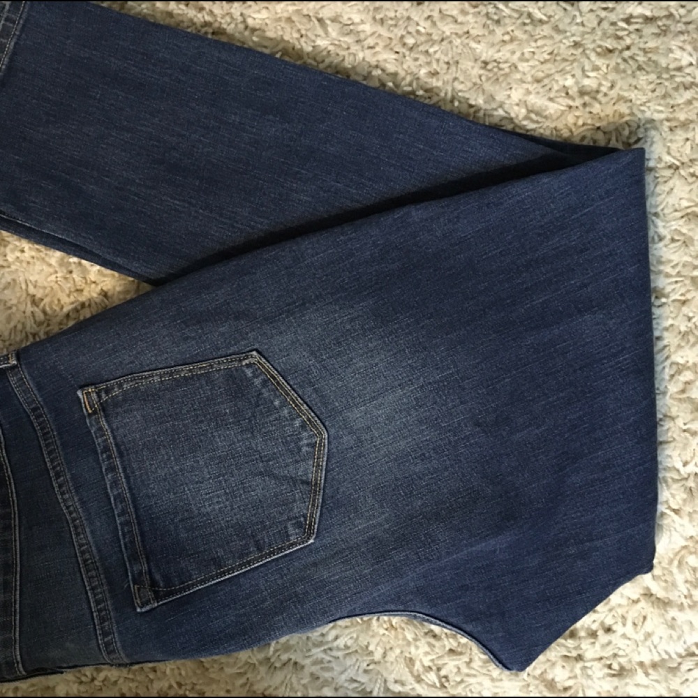 Old Navy Curvy Mid-Rise Stretch 14 Short